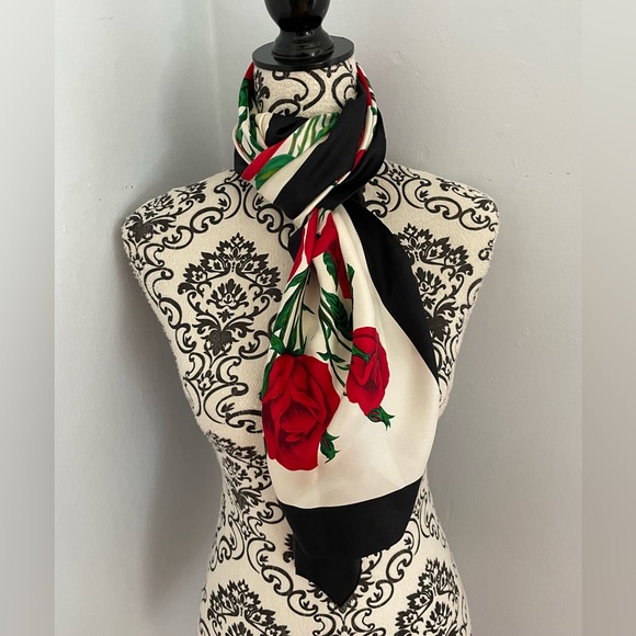 Ginnie Johansen Bouquet of Red Roses Square Silk Scarf Absolutely Stunning - Picture 5 of 5